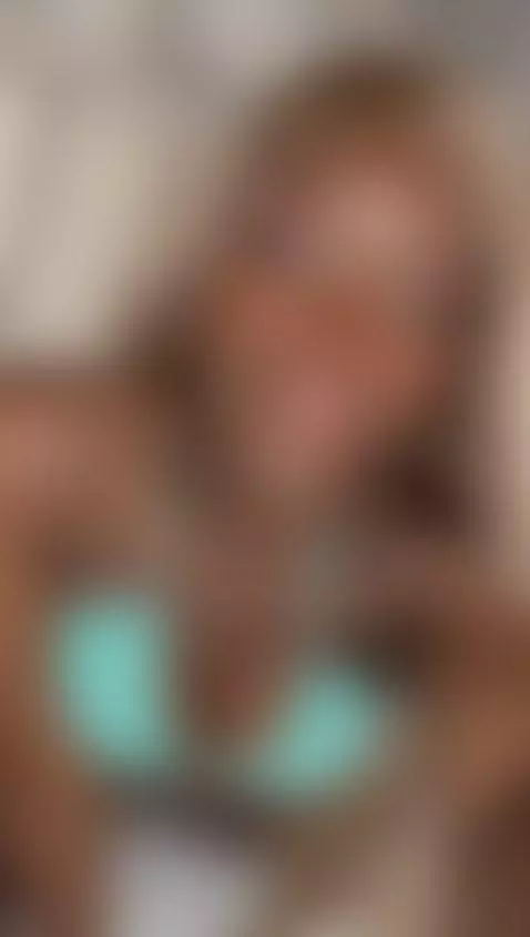 Sexy brunette with cute hair by nainadeivis