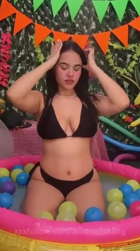 no te quieres bañar conmigo? by antonellakling