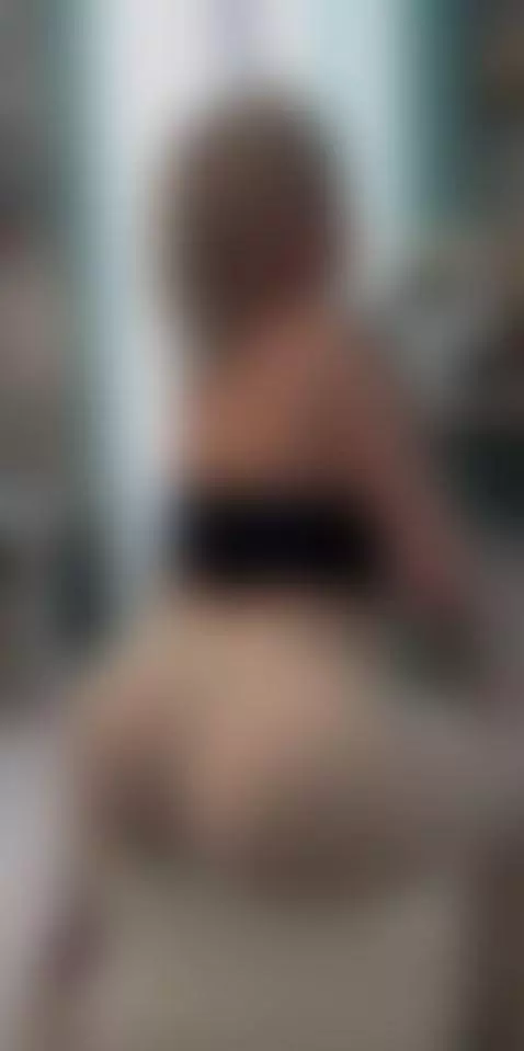 Big Butt White Girl Sitting and Poping Them Cheeks by miaamouri