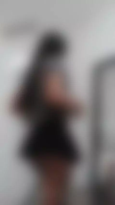 mirando mi belleza en el espejo by karen-sofia-19