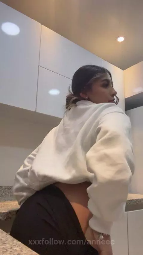 I don't like to wear underwear by anneee