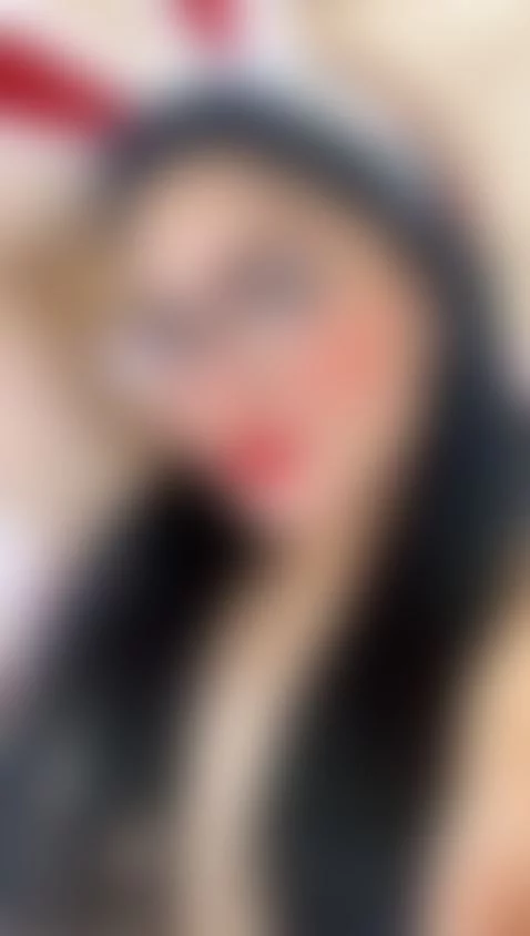 Online Now, your sexy Christmas bunny wants your carrot 🥵 by antonellarogers