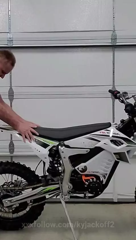 Kevin Yardley kyjackoff2 fucks his e-bike and cums~ by kyjackoff2