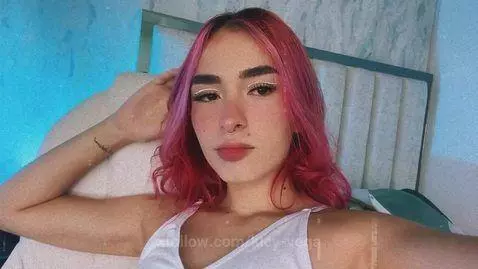 IM ONLINE NOW GUYS😛 by lucy-vega