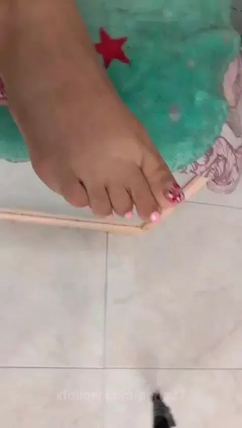 Hi darling, welcome to my room by perla27