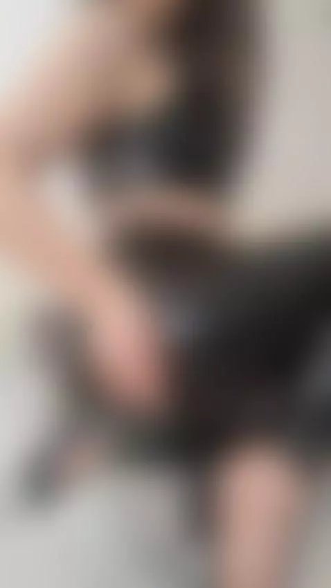 This is all you get for free.
A look meant to remind you of ... by anahathor