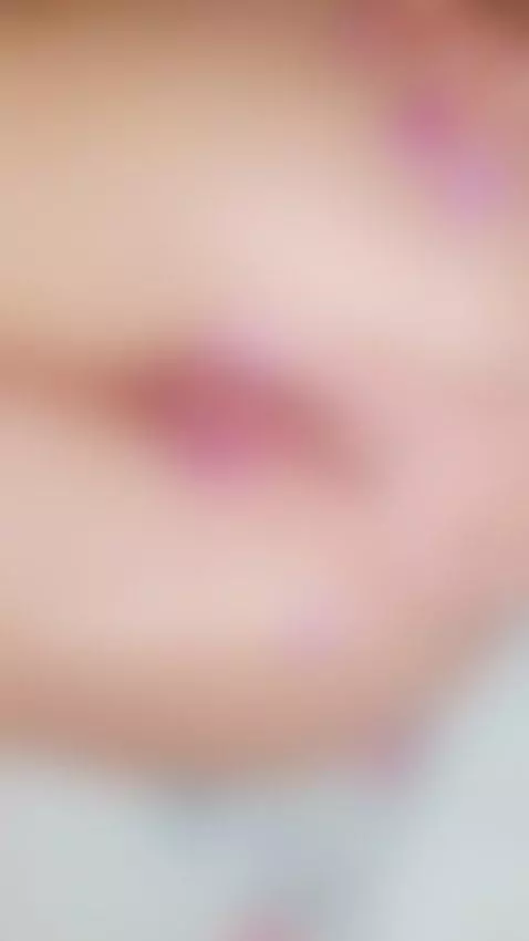 ¿Te gusta cómo mi dedo explora mi colita? Esto es solo el co... by isabella-ivy