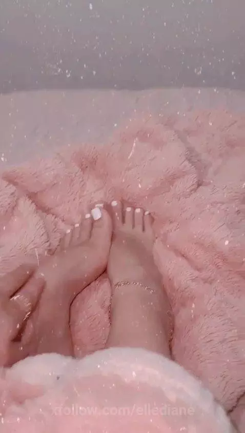 Hands or feet? by ellediane