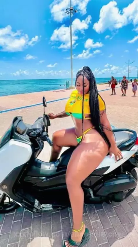 Curvy ebony by andreafletcher