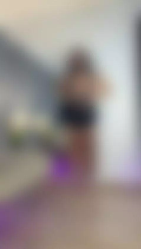 Imagine having my ass in your face and being able to give it... by emmabruns