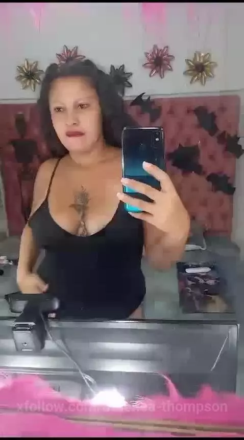 Que rico vibra mi coño by athenea-thompson