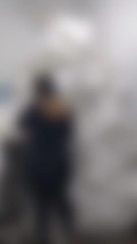 A girl who knows how to use the tool ;) by mia-paris