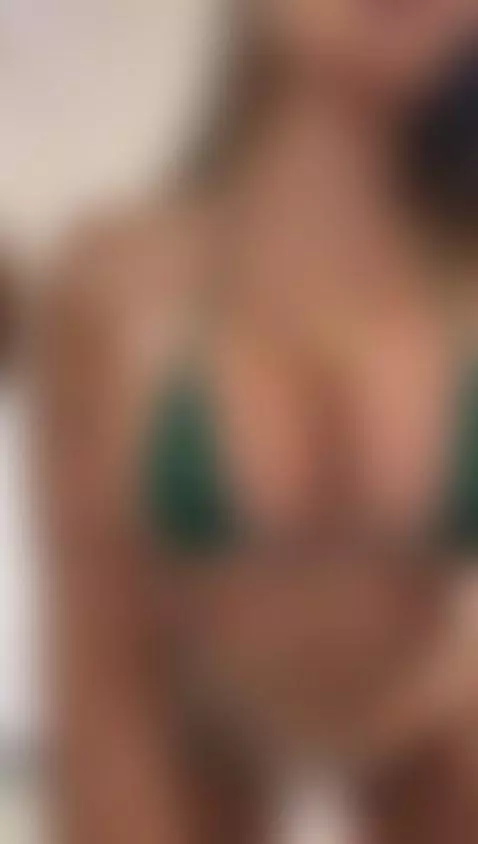 I'll wait for you in my room.💚 by annyy-rosse