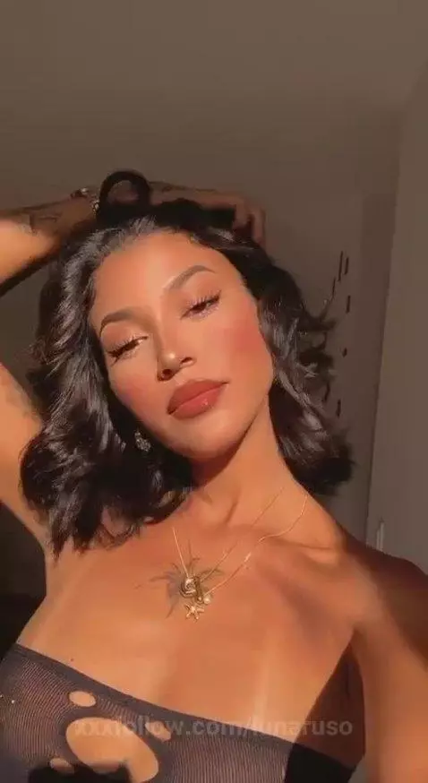 stealing glances! 😍🥰🔥 by lunaruso