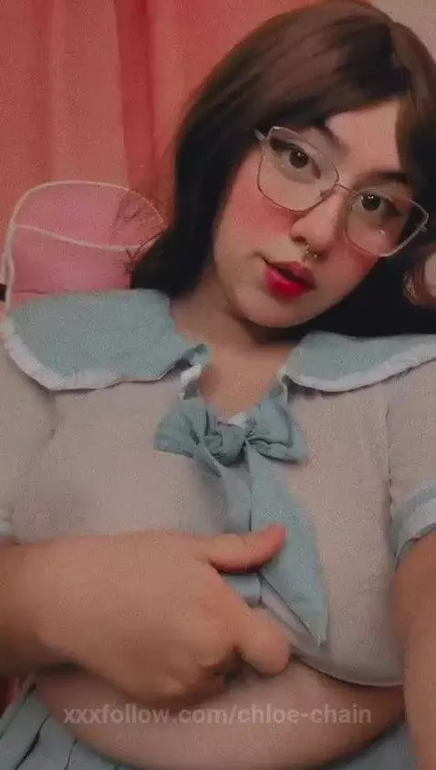 Hello guys, I'm flying, follow me and when I'm online, let m... by chloe-chain