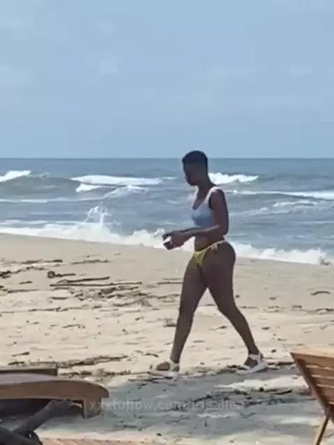 Stranger records me while I'm on the beach 🌴💋 by irisallen