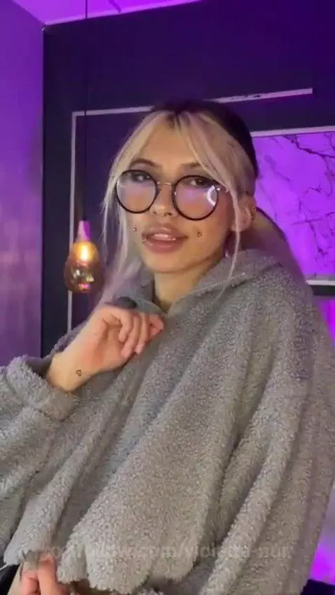 u wanna see under? by violetta-nur