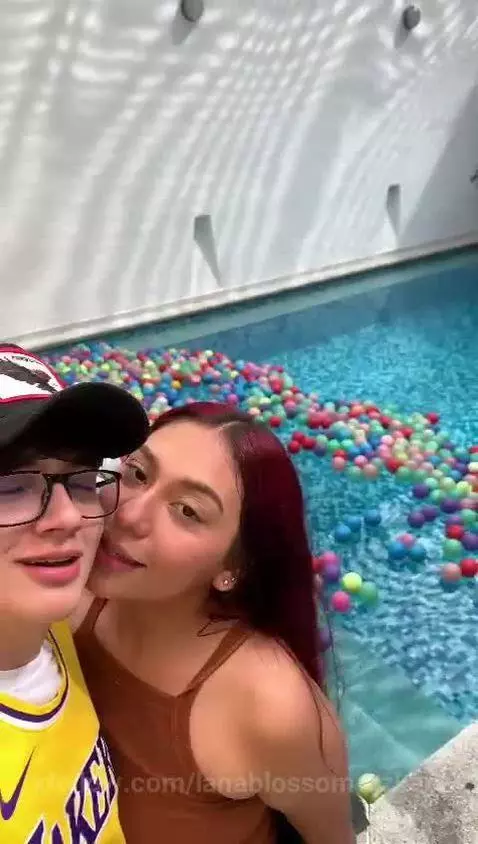 ☀️It's a sunny day and we will play in the pool☀️☀️
#latinos... by lanablossom-azkael