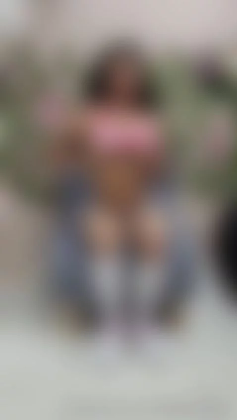 Do I look sexy in shorts? by lissaawild