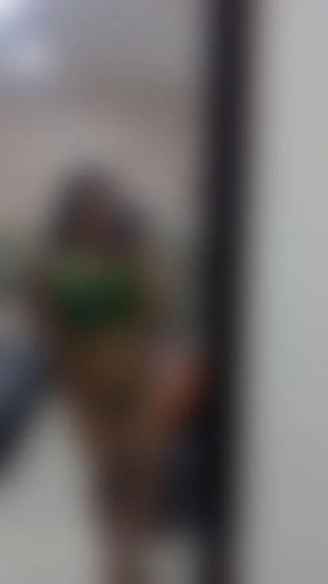 My loves, I'm still live so you can come see me! by lissaawild