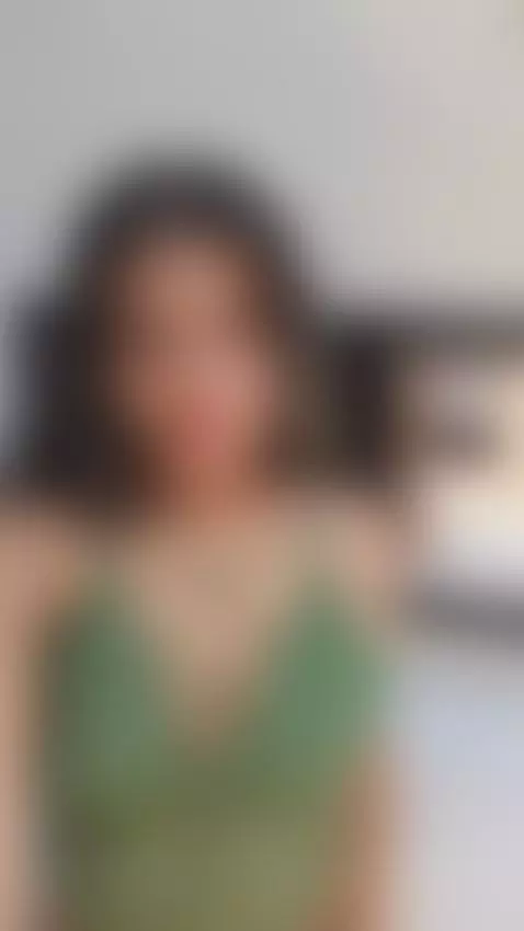 Do I look sexy in green? by lissaawild