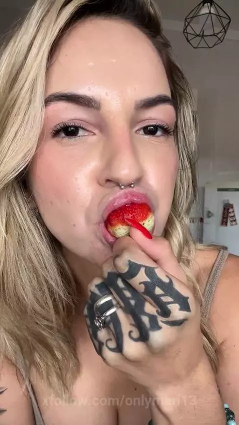 eating, blonde, hotgirl by onlymari13