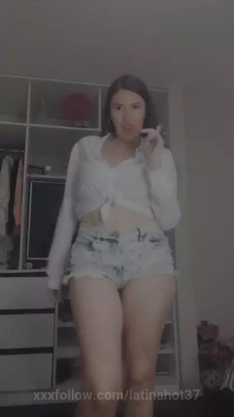 Sexy Girl with Pretty Outfit by latinahot37