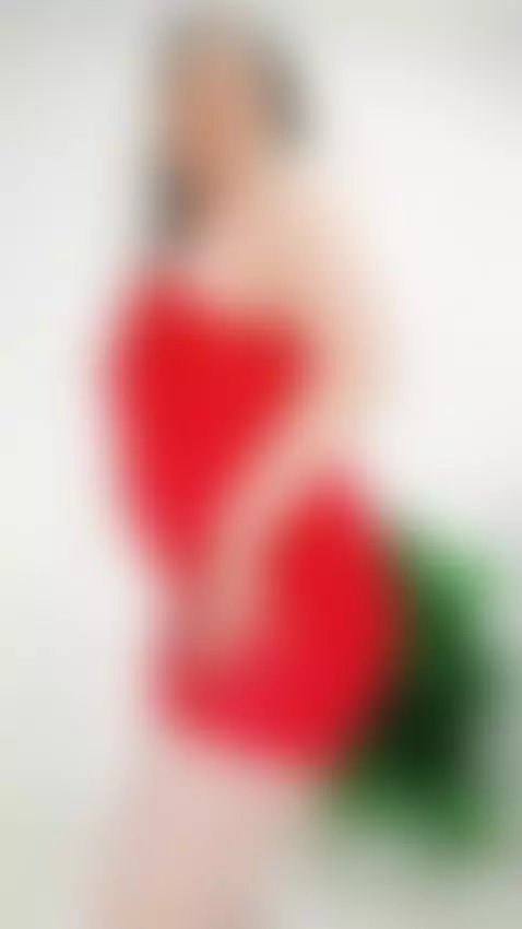 I was told this is a good place to show cleavage 😈 by ladyrose110