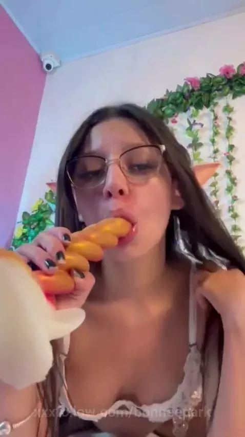 I found a unicorn and I wanted to give it a delicious blowjo... by bonneepark