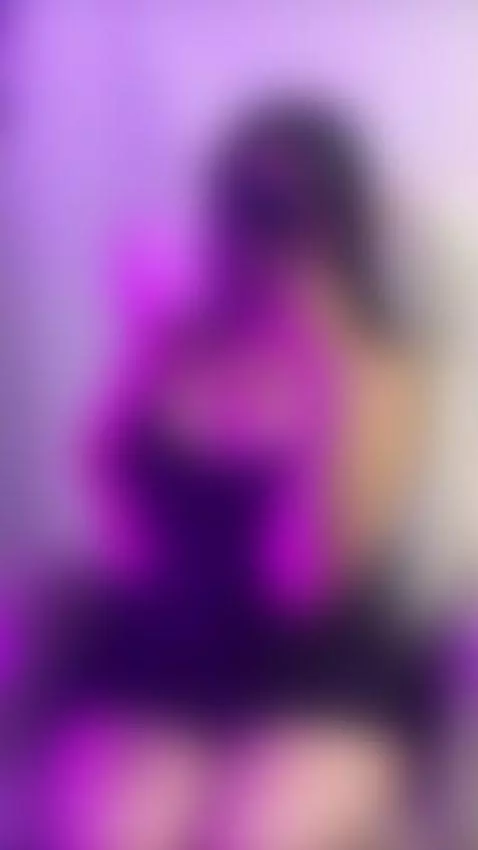 Your queen has arrived 👑🖤 by hanna-foster