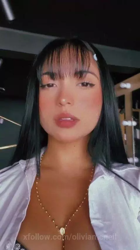 hey onlinea guys! welcome to my room by oliviamcneil