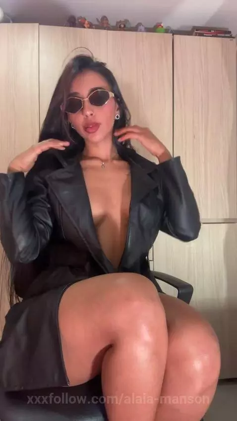 My body tells you hello by alaia-manson