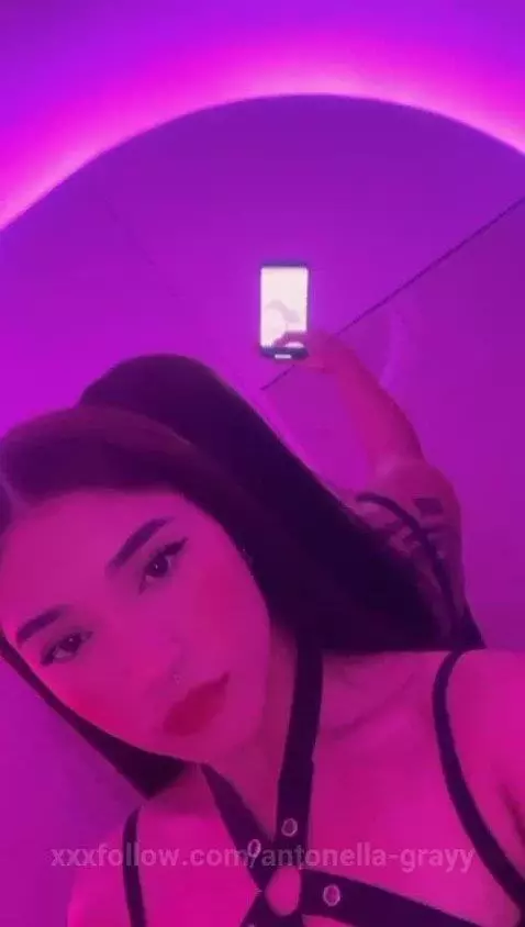 I'm really horny, help me cool down. by antonella-grayy