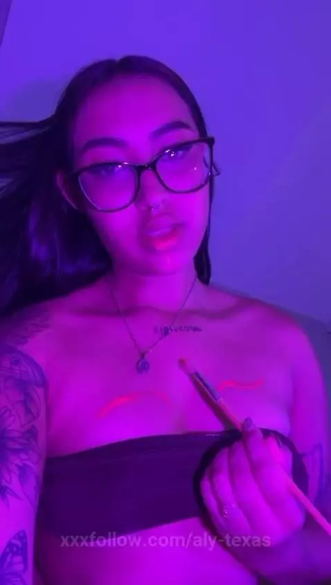 enjoy my big neon show now 😍🔥
https://www.camsoda.com/aly-te... by aly-texas