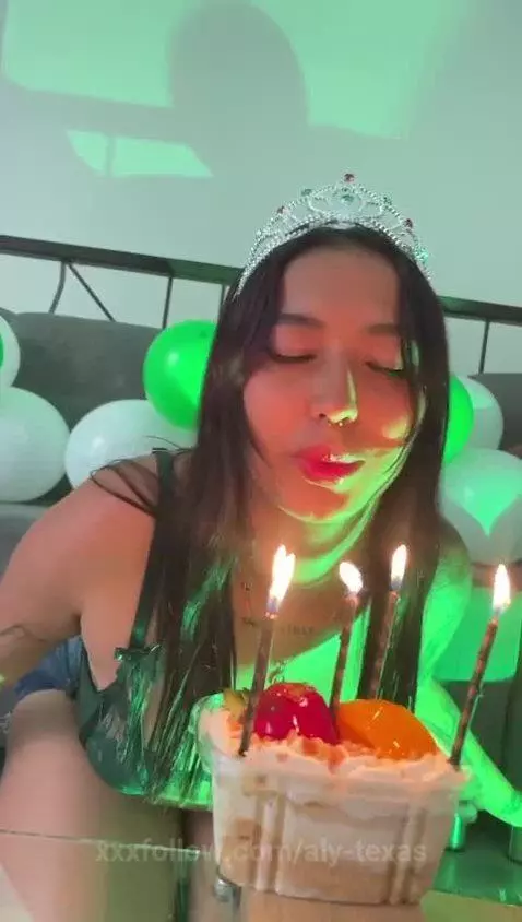 celebrating my birthday come 🥰😘
https://www.camsoda.com/aly-... by aly-texas
