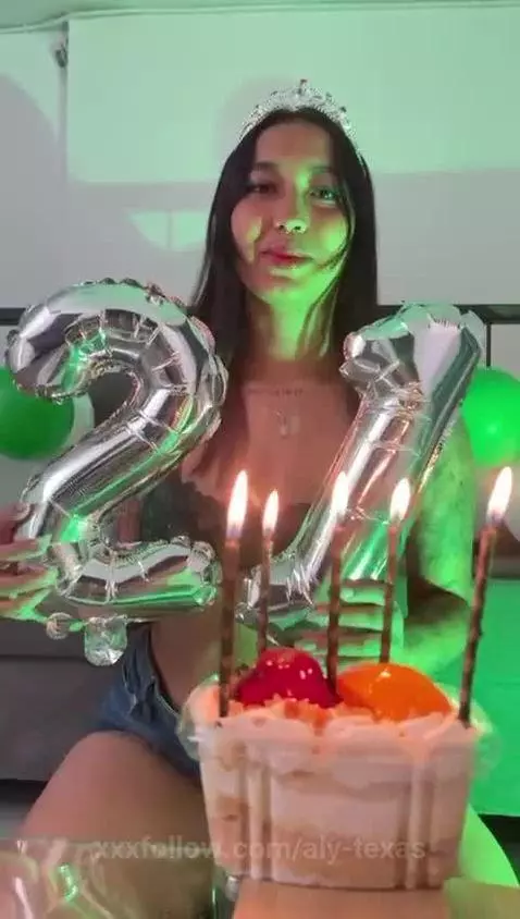Happy 21 😍
https://www.camsoda.com/aly-texas by aly-texas