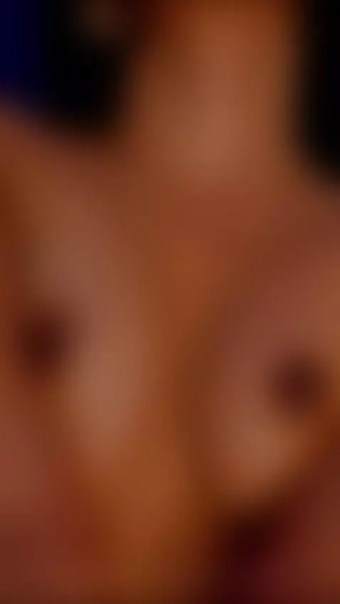 Walking naked to the camera to open my pussy nice and slow 😏... by alysson23