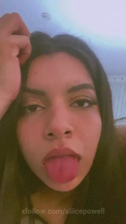 ONLINE and hot, I'll wait for you in my room. by aliicepowell