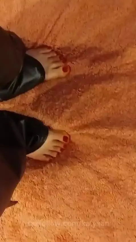 Im online! Come to suck my hot toes ❤️ by katyvan