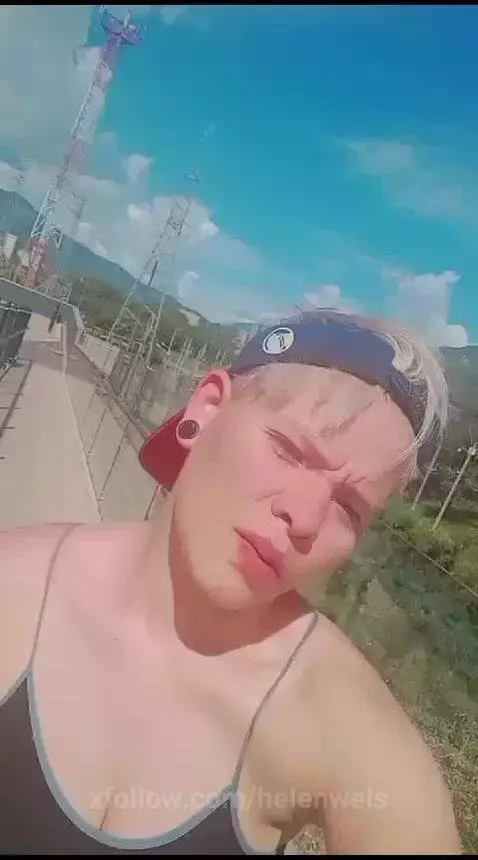 Look at me by helenwels