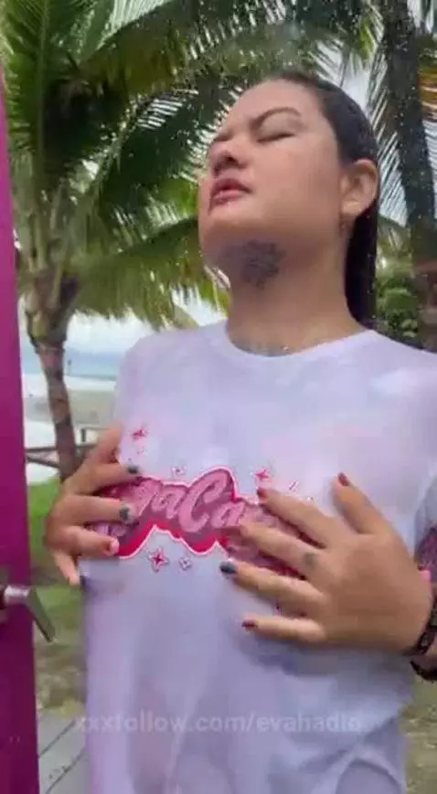 Wet T-shirts? 😏💦 by evahadid