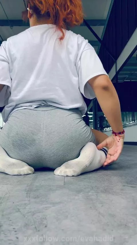 Morning Stretching... 😏😌 by evahadid