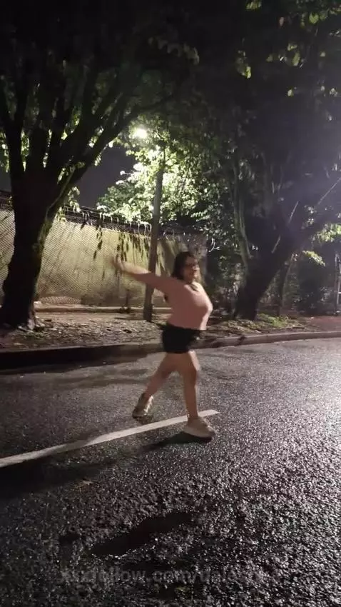 I like to show my butty in all the streets by daleshka