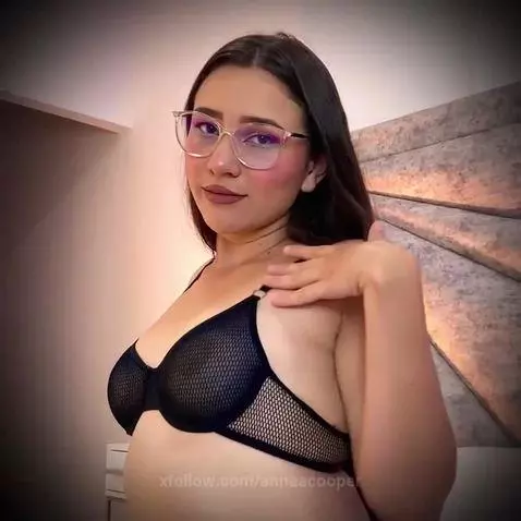 🔞 Give me a kiss or gift🎁 by annaacooper