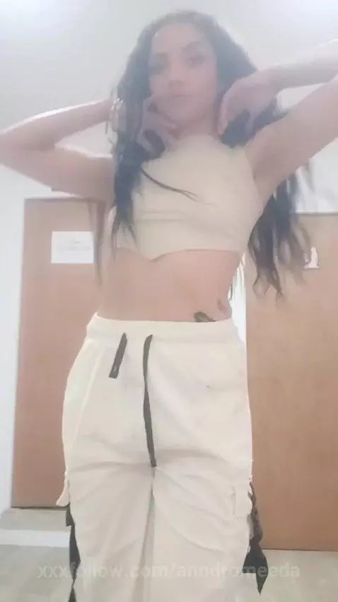 en la oficina de mi jefa , in my boss's office. by anndromeeda