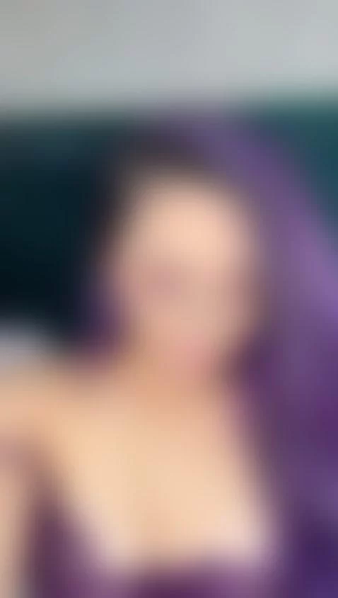 Your cute girl is online by anne-mallow