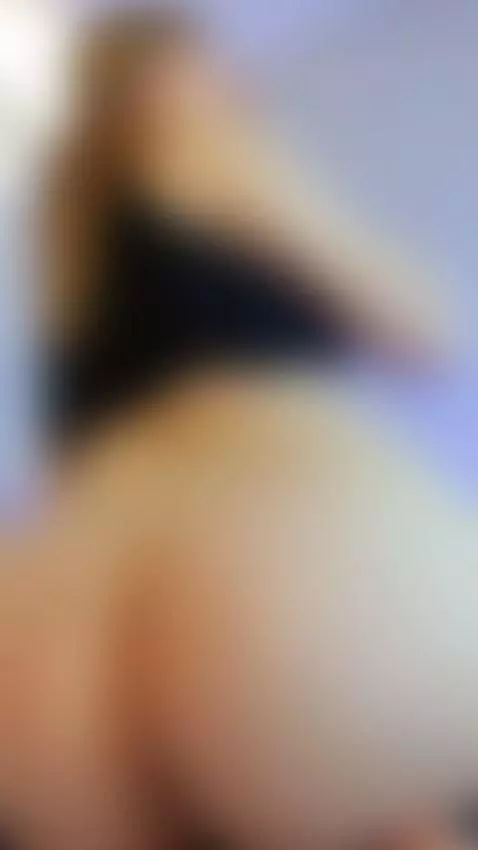 The moonlight is the perfect accomplice to reveal secrets. by emmaa-blonde