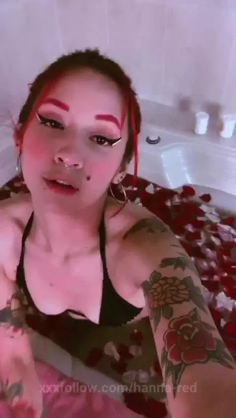 I'm live right now, my show today is in jacuzzi, do you want... by hanna-red