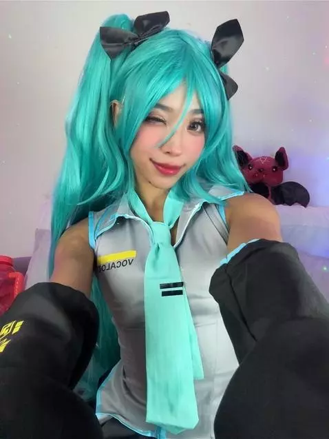 miku no es tan inocente como parece 😈✨ by freydiscosplay