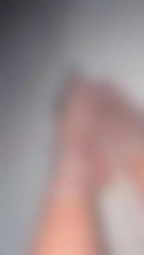 Bubbles on my little legs and feet 👣 by emiily-cutte